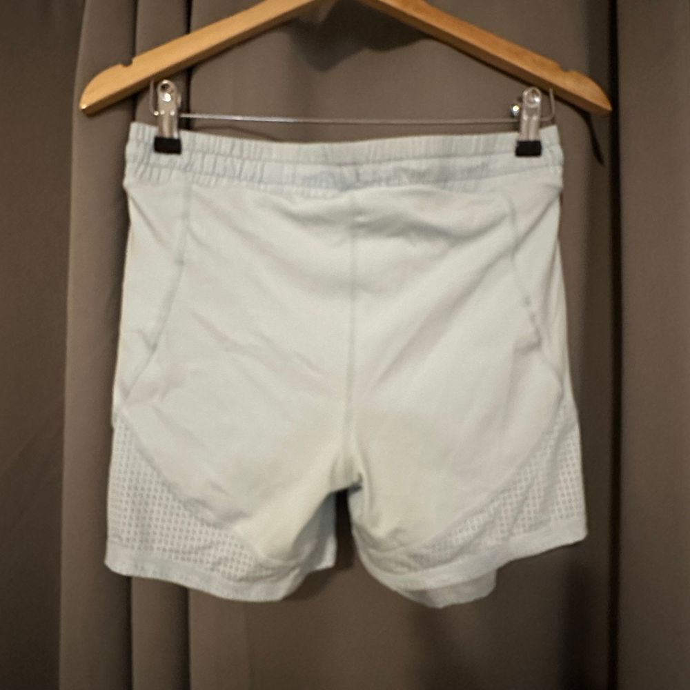 Fabletics Perforated Run 2" Short Light blue with pocket